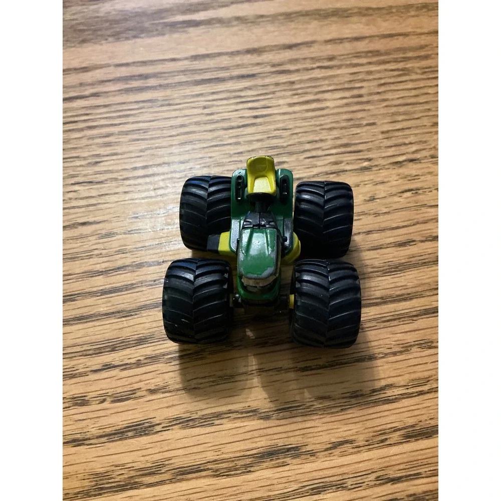 John Deere monter tread‎ green tractor 2